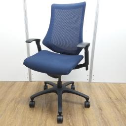 【T1】【T12】【商品入替のため、残り5脚限り】イトーキ製　エフ（f）　ネイビーブルー　ブラックフレーム　背もたれメッシュ　肘付き　ハイバック　アジャスタブル※可動肘　姿勢の変化にフレキシブルに対応！　肘付きハイバックチェア！！