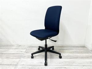 【定価約6万円】【現行品！】【ずっと使いたくなる心地よいデザイン！コンパクトに使えて優しい使い心地！】■イトーキ（ITOKI）製　トルテU（torte-U）チェア　肘無し　ハイバック　■ネイビーブルー ×ブラックシェル