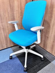 三次元曲面が身体にフィット！前傾チルト機能付き大人気メッシュチェア！
■オカムラ/シルフィーチェア（Sylphy）/ブルーグリーン×ホワイトシェル　肘付ハイバック　　■肘無し