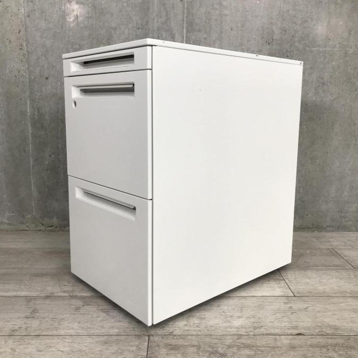 【フリーアドレスの必須品！収納とワークスペースの拡張にオススメ！】■オカムラ(okamura)製　アドバンス(ADVANCE)シリーズ　３段ワゴン　フリアド用　■高さ：650mm　■シリンダー錠　■ホワイト
                        アドバンス
                                    中古
            