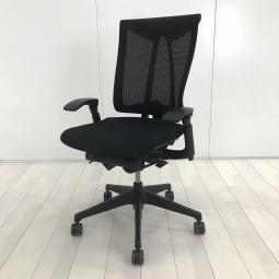 【座るとわかる快適さ・骨盤にしっかりフィットする！チェア自らが動き座る人の体を支える「おもてなし」の心を体現した高級チェア！ 】■イトーキ(ITOKI)製　セレーオ(celeeo)チェア　肘付き　ハイバック　■メッシュ背面　■ブラック　■可動肘