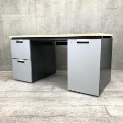 【スタイリッシュなデザインの両袖机！右側が引き出し式の棚のタイプ！】■コクヨ製　デルフィ　両袖デスク　W1400mm　■左袖：２段　右袖：引き出し式棚　■天板：ナチュラル　本体：シルバー＆ブラック オフィスバスターズ　水戸サテライト　日立市、常陸太田市、高萩市、北茨城市、常陸大宮市、大子町 ひたちなか市