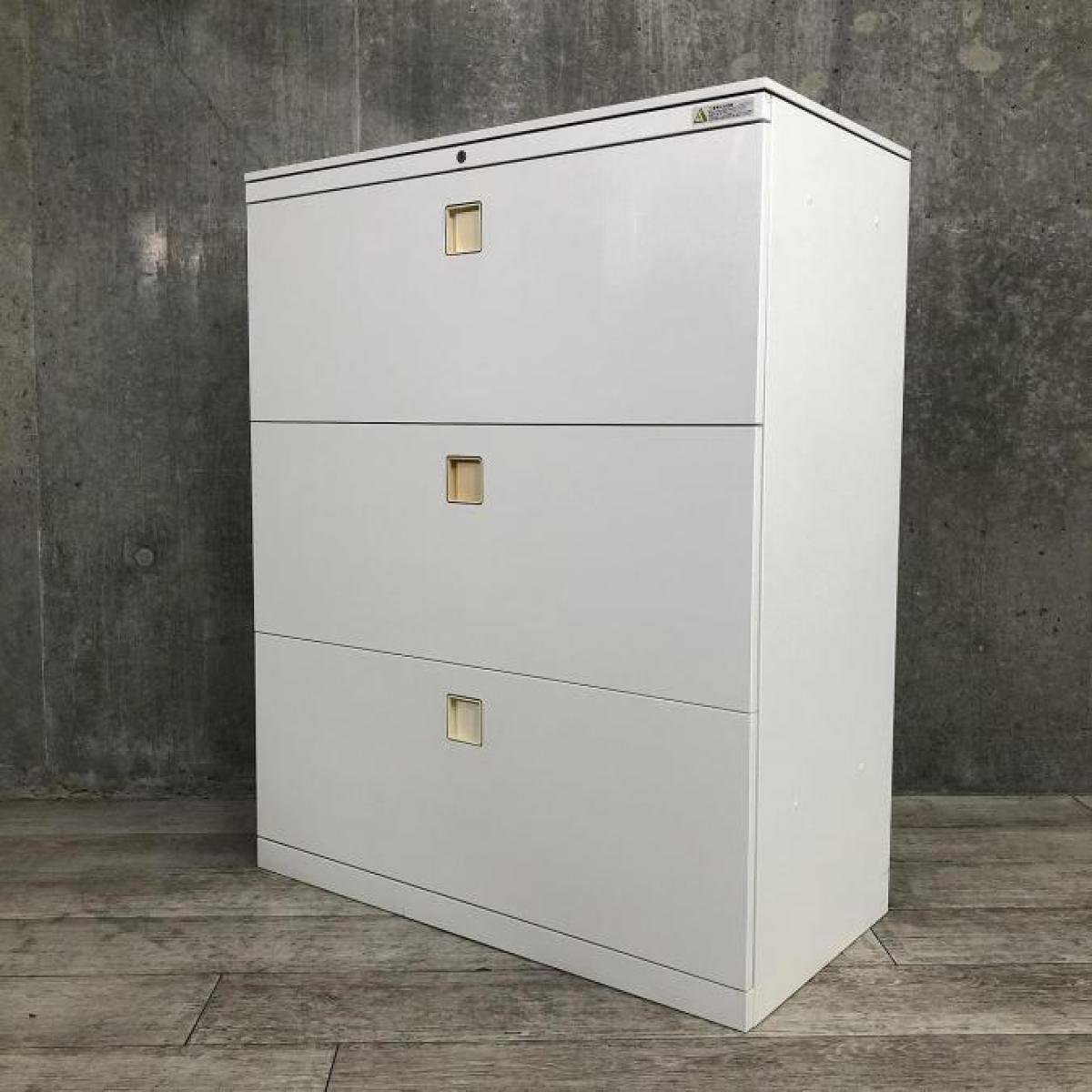 【カウンターとしても使用可能！！A4ファイルがたくさん収納可能なオフィスの必需品！！】※取っ手部分日焼有
■オカムラ（okamura）　レクトラインシリーズ　３段ラテラル　ローキャビネット　■シリンダー錠　■ホワイト　天板付　オフィスバスターズ　水戸サテライト
                        レクトライン
                                    中古
            