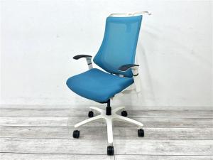【定価約11万円】【姿勢の変化にフレキシブルに対応！】【スタイリッシュで座り心地も抜群な高機能チェア】■イトーキ（ITOKI）　エフ（ｆ）チェア　肘付き　ハイバック　背面メッシュ　■可動肘　■ストロングブルー×ホワイトシェル　■ハンガー付き