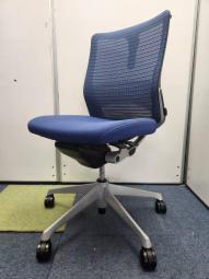 【どんな空間にも調和するデザインと最上級の操作性】■オカムラ（okamura）　コーラルチェア(Choral)　肘無し　ミドルバック　　■背面メッシュ・座面クッション　■ブルー　■ランバーサポート付き　■コートハンガー付き