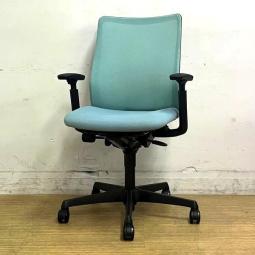 【在庫入替セール】オカムラ　フルーエント 　可動肘付き・ローバックモデル　背メッシュタイプ　クロス：セージ　フレーム：ブラック【愛知・名古屋・豊田・静岡・浜松】