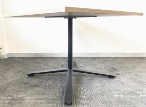 コクヨ　ビエナ　角テーブルナチュラル天板　ブラック脚　カフェスペースやリフレッシュスペースに最適　オフィスバスターズ　水戸サテライト　日立市、常陸太田市、高萩市、北茨城市、常陸大宮市、大子町 ひたちなか市