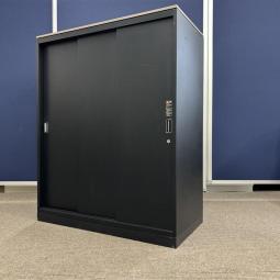 【西】～重厚感 × 機能性。収納の“質”を変える。～【オカムラ】【レクトライン】【引き違い書庫】【3枚扉】【ブラック】【天板/ナチュラル】　【書庫】【書棚】【棚】【ラック】【収納】【格安】【安い】【メーカー】