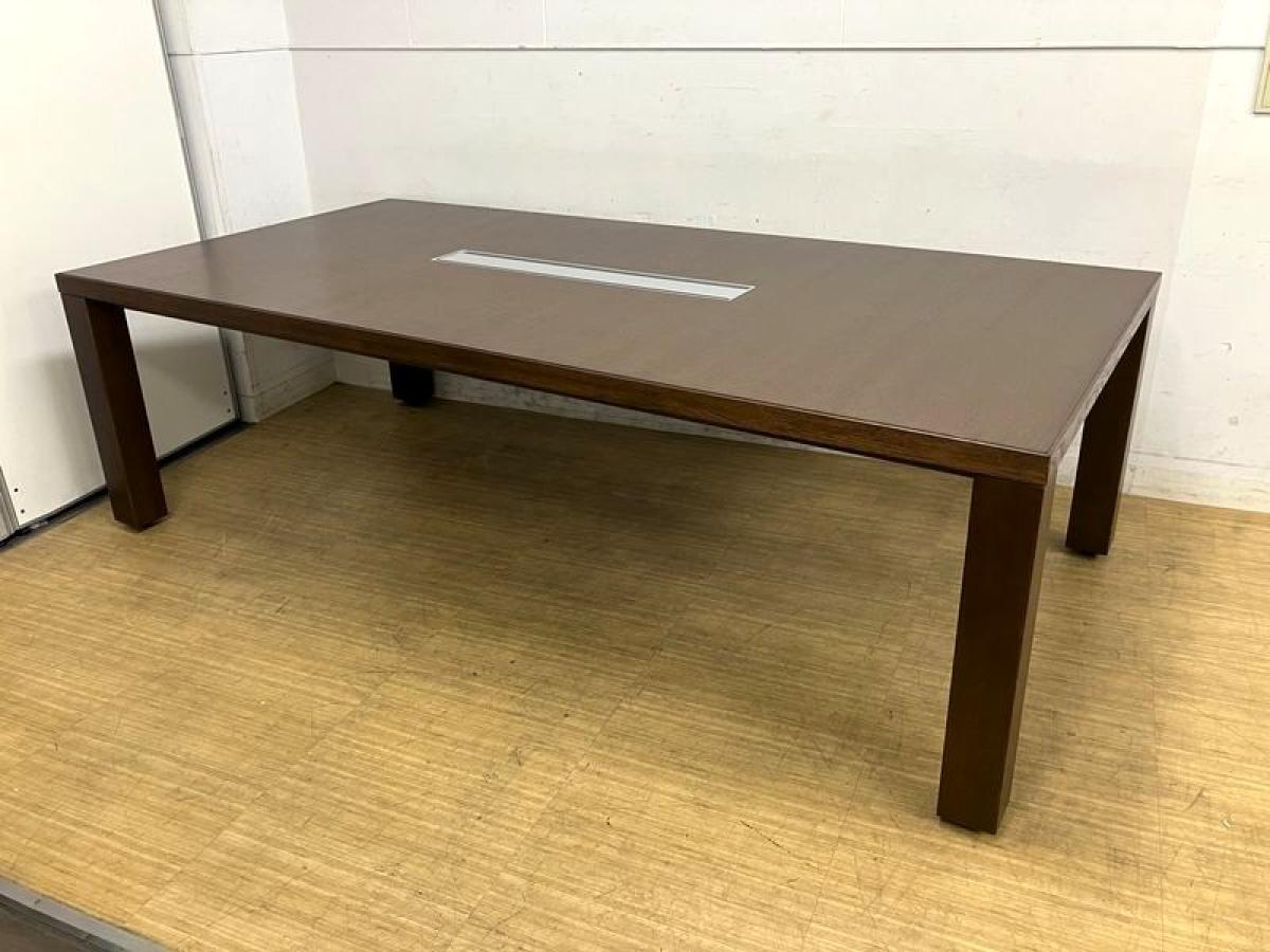 【定価80万円以上】コクヨ（KOKUYO）大型会議用テーブル　WT-70シリーズ　配線あり　濃い目のブラン調の木目で重厚感を演出　W2400×D1200の6名推奨サイズ
                        WT-70
                                    中古
            