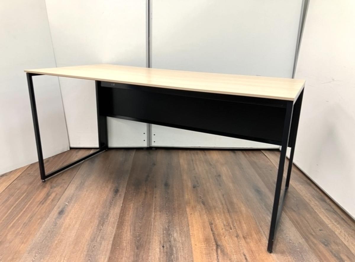 2021年製/在宅ワーク/ABW　オカムラ（okamura）製　ソリスト（SOLISTE）　天板色:プライズウッドライト×本体色:ブラック
                        ソリスト
                                    中古
            