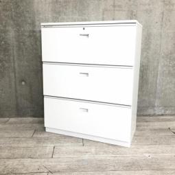 【A4ファイルも沢山収納可能！人気シリーズの引き出し式３段ラテラル書庫！】■イトーキ（ITOKI）製　シンライン (THIN LINE)シリーズ　3段ラテラル書庫　ローキャビネット　■ホワイト/天板付　■シリンダー錠 オフィスバスターズ　水戸サテライト