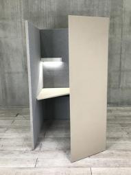 【2024年製！】【ワーカーの集中を高める省スペースなワークブースが入荷！】■オカムラ（okamura）製　ドレープシリーズ　（drape）　テトラワイドタイプ　集中ワークブース 　ソロワークブース　W1060×D1450×H1920㎜　■照明・コンセント付き　■外側：ベージュ/　内側：グレー【ABW商材】【関東倉庫在庫品】【弊社使用欄：A01050439】