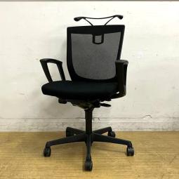 【在庫入替セール】オカムラ　エスクードメッシュ　ローバックモデル　固定肘付きチェア　カラー：ブラック　軽快なメッシュチェアをお求めの方に