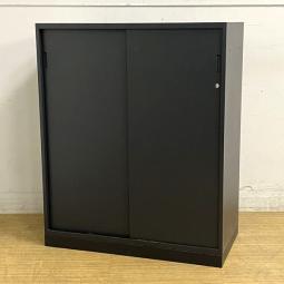 【ロット入荷】イトーキ　エスキャビネット　2枚扉引き違い書庫　レアなブラックカラー　導線を邪魔しないスライド式の扉　A4×3段収納可能　鍵付き・シリンダー錠