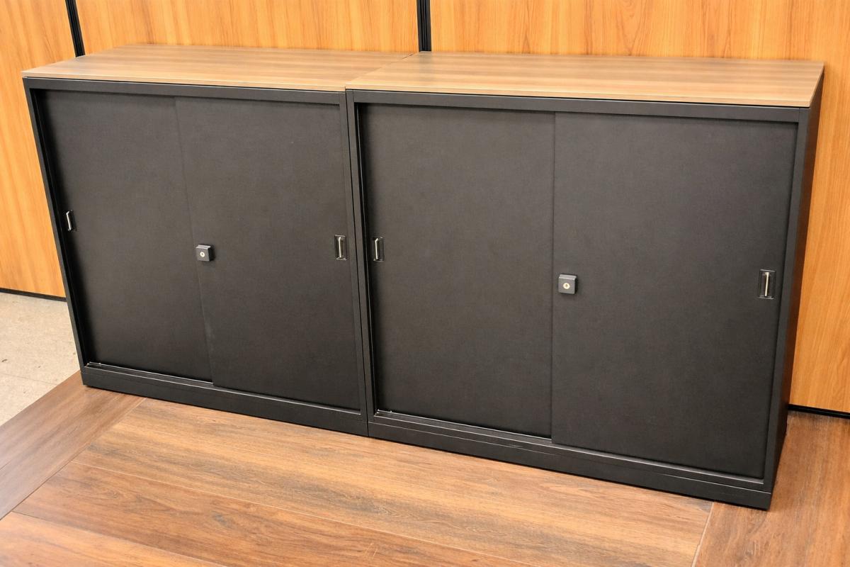 【2台セット！】【お問い合わせの多い引違い書庫が入荷！スライド引き戸だから開閉スペースに困りません！】■オカムラ（okamura）製　レクトラインシリーズ　2枚引き戸タイプ　引違い書庫　■シリンダー錠　■ブラック【AD】
                        レクトライン
                                    中古
            