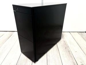 【スリムで省スペース設計！ブラックな色合いがオフィスをシックな雰囲気に演出いたします！】■オカムラ製　3段ワゴン　ブラック　オフィスバスターズ　水戸サテライト　日立市、常陸太田市、高萩市、北茨城市、常陸大宮市、大子町 ひたちなか市