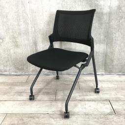 【省スペース収納＆キャスター付きの万能チェア！】■イトーキ（ITOKI）製　モノンチェア（Monon）　ネスティングチェア　ミーティングチェア　■背面メッシュ　■キャスター付　■ブラック
