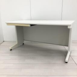 【幅広いワークスペースで作業効率アップ！スタンダードなデザインで使いやすい！】■プラス(PLUS)製　LA Deskシリーズ　平机　引き出し付き(左側のみ)　W1400×D700㎜　■コンセント付　■ホワイト　※日焼け有【弊社使用欄：A01056602】