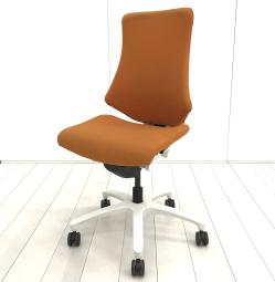 【姿勢の変化にフレキシブルに対応！】■イトーキ　エフチェア　アンバーオレンジ　　■三次元フォルムが腰にフィット！