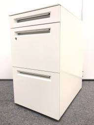 【在庫セール品・2台限定】【T2】■オカムラ製　アドバンスシリーズ　3段ワゴン　フリアドワゴン　H680mm　■シリンダー錠　■ホワイト【A4ファイルが沢山収納可能な3段ワゴン！フリーアドレスに合わせて設置がオススメ！】