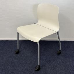 【在庫セール品・8脚限定】【T2】■コクヨ（KOKUYO）　アリーナC（ALINA　C）　スタッキングチェア　ミーティングチェア　■ホワイト　■背ヌードタイプ　■キャスター付き【背の曲線が美しい！人気のスタッキングチェア！キャスター付きで移動も楽々！】
