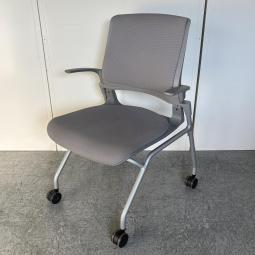 【在庫セール品・6脚限定】【T2】■コクヨ(KOKUYO)製　オルディナ(Ordina)チェア　肘付ネスティングチェア　ミーティングチェア　■ダークグレー　■固定肘　■背パッド付【高いデザイン性と長時間利用でも快適な座り心地のミーティングチェア！】