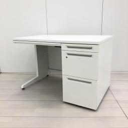 【W1100㎜タイプのコンパクト事務机！収納も充実で使いやすい片袖机！】 ■オカムラ（okamura）製　アドバンス（ADVANCE）シリーズ　片袖デスク　W1100×D700×H720㎜　■ネオホワイト　■シリンダー錠　※一部塗装剝がれ有【2601】弊社使用欄【A01056734】