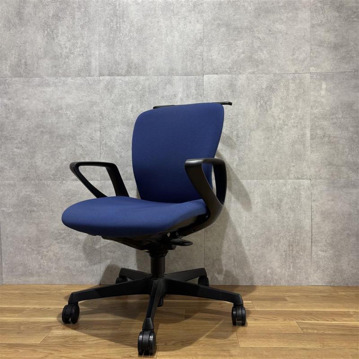 【在庫入れ替え】【シンプルなデザインと厚みのあるクッションが大人気！機能充実のワーキングチェア！】■オカムラ(okamura)製　スラート(sulato)チェア　■肘付きローバックチェア　■サークル肘　コートハンガー付き　■ミディアムブルー
                        スラート
                                    中古
            