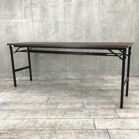 【イベントや研修など幅広い場所で使える！】■オカムラ　折り畳みテーブル　W1800×D450×H720mm　天板：プライズウッドダーク(木目)　脚：ブラック　■今がチャンス！未使用品の折りたたみテーブルがお買い得！【ABW】
