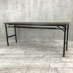 【イベントや研修など幅広い場所で使える！】■オカムラ　折り畳みテーブル　W1800×D450×H720mm　天板：プライズウッドダーク(木目)　脚：ブラック　■今がチャンス！未使用品の折りたたみテーブルがお買い得！【ABW】
