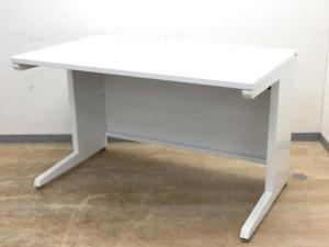 【在庫入替セール】人気オフィスデスク　オカムラ　アドバンス　平机　センター引き出し無しのシンプルスタイル　ホワイト天板　W1200の使いやすい定番サイズ