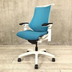【定価約11万円】【姿勢の変化にフレキシブルに対応！スタイリッシュで座り心地も抜群な高機能チェア！】■イトーキ（ITOKI）製　エフ（ｆ）チェア　肘付き　ハイバック　背面メッシュ　■可動肘・ハンガー付　■ストロングブルー×ホワイトシェル　オフィスバスターズ　水戸サテライト