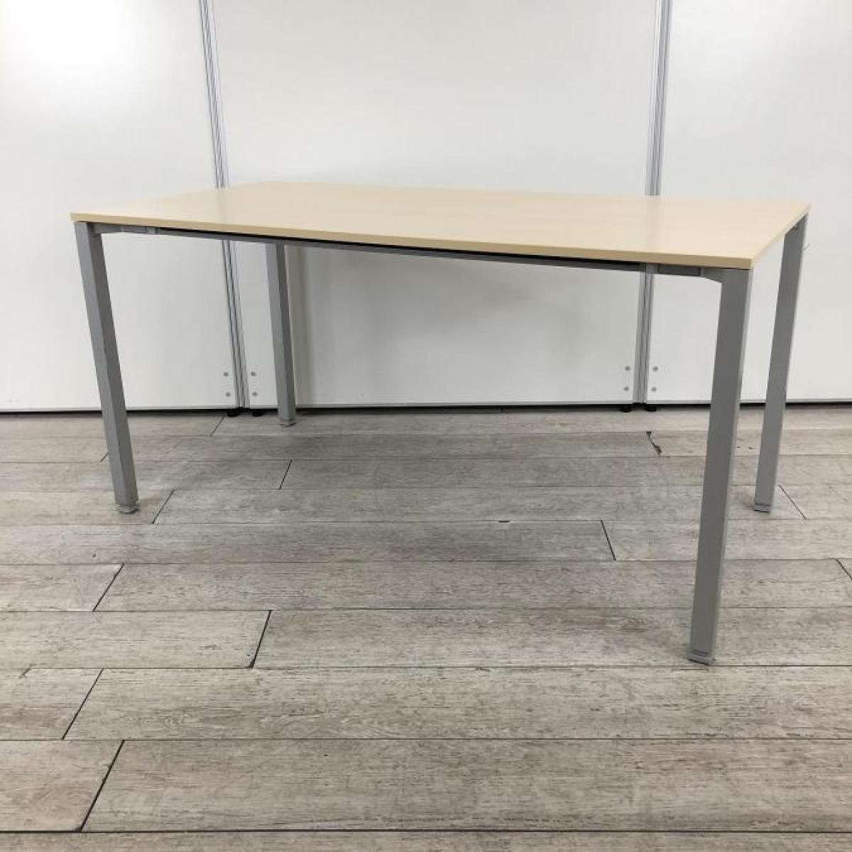 【ゆとりのあるワークスペース！２～４人用にオススメ！】 ■オカムラ(okamura)製　アルツァータ(ALZATA)シリーズ　ワークテーブル　角テーブル　会議テーブル　■W1400×D700×H700mm　■天板：木目ナチュラル/4本脚：シルバー脚【弊社使用欄：A01047034】【SN】
                        アルツァータ
                                    中古
            