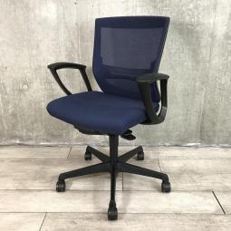 【長時間のデスクワークもランバーが快適にサポート！】■オカムラ（okamura）製　エスクード（ESCUDO）チェア　肘付き　ローバック　背面メッシュ　■固定肘　■ランバー付き　■ダークブルー【弊社使用欄：A01047663】