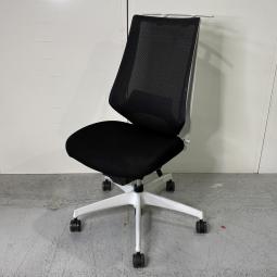 【様々な体系や姿勢にも柔軟にフィット！心地よい座り心地とスタイリッシュなデザインが人気】■コクヨ(KOKUYO)製　デュオラ(Duora)チェア　肘無ハイバック　背面メッシュ　■ランバーサポート・ハンガー付　■ブラック×ホワイトシェル