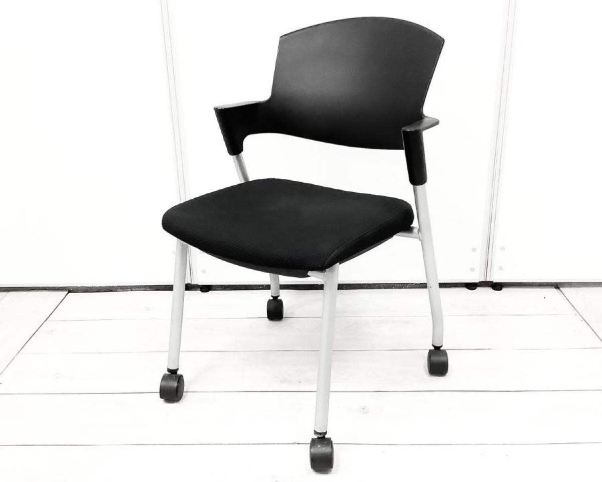 【シンプルスマートなスタッキングチェア！分厚いクッションで長時間でも快適な座り心地！】■スタッキングチェア　肘付ミーティングチェア　■固定肘　■キャスター付　■ブラック 　■背面樹脂/コクヨ【弊社使用欄：】【SH】
                        プロッティチェア
                                    中古
            