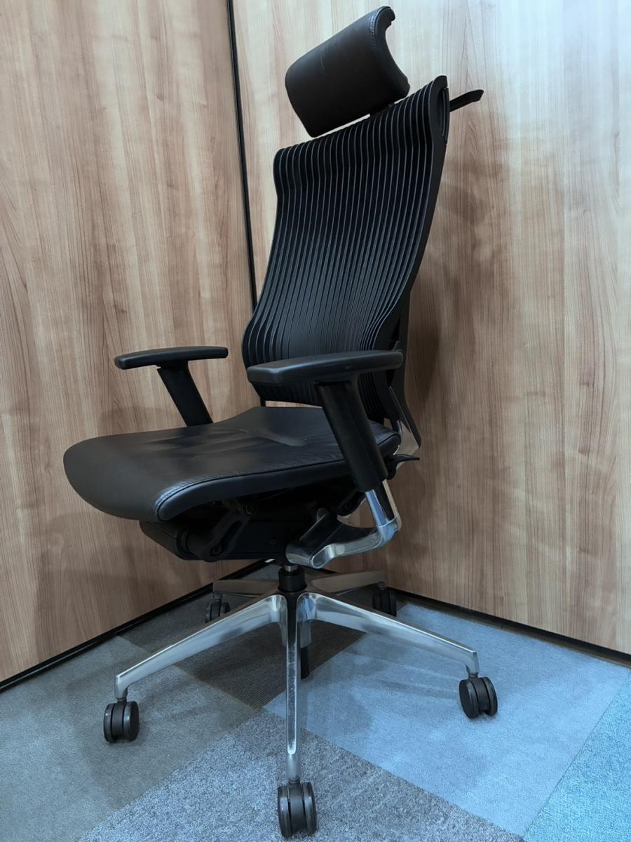 【新品定価約38万円】【イトーキが手掛ける高機能チェア！】■イトーキ　スピーナ　革張り　ブラック　可動肘　ヘッドレスト付き　コートハンガー
                        スピーナチェア（エラストマー）
                                    中古
            