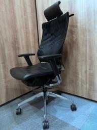 【新品定価約38万円】【イトーキが手掛ける高機能チェア！】■イトーキ　スピーナ　革張り　ブラック　可動肘　ヘッドレスト付き　コートハンガー