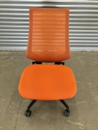 【中古】 デュオラ メッシュ CRS-G3000E6 コクヨ/KOKUYO 肘無ハイバックチェア コクヨ　デュオラ　肘無しモデル　オレンジ×ブラックフレーム 2016年製 ※マテハン本舗の中古商品は、千葉県柏市に在庫がございます。