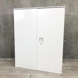 【オフィスの書類をスッキリ整理!取っ手がどの方向からでも開くマルチハンドルが人気!】■オカムラ(okamura)製 レクトライン(Rectline)シリーズ 両開き書庫 ローキャビネット H1120㎜ ■天板・ベース付き ■シリンダー錠 ■ホワイト