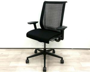 ■スチールケース（Steelcase）製　■シンク(THINK)チェア　■ブラック（black）　■肘付き/可動肘　■ハイバック　■背面メッシュ　■オススメ/人気/定番商品　【弊社使用欄：A01056957】