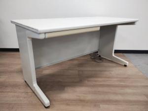 【価格重視ならコレ！】■プラス　平デスク　W1400×D700×H700mm　引出し1個付　※日焼けがあるためお買い得！【PLUS　LA】