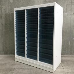 【書類や備品の保管・収納にオススメ！】■コクヨ製　クリスタルトレーキャビネット　A4サイズ・3列16段（浅型10段・深型6段）　ホワイト天板付【KOKUYO　EDIA】