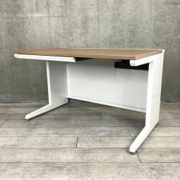 【在庫入替セール】【11台大量入荷】【定価約9万円】【ワイヤリング機能が充実！清潔感のあるホワイトカラーにおしゃれなナチュラル天板の平机！】■オカムラ(okamura)　アドバンスシリーズ　平机　幅1200㎜　■天板：ナチュラル/本体：ホワイト　※右側引き出し無し【T1】