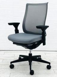 前傾から後傾まで様々な姿勢をサポート！ワンランク上の座り心地！使い勝手抜群のタイプ！
■コクヨ/ベゼル（Bezel）/ソフトグレー