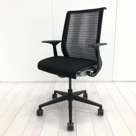 ■スチールケース(Steelcase)製　■シンク(think)チェア　■ブラック（black）　■肘付/固定肘　■背面/メッシュ　■樹脂脚　■ハイバック　■固定肘　■オススメ/人気/定番商品【弊社使用欄：A01056616】