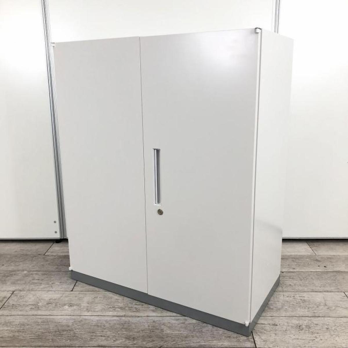 人気の観音開きタイプ！取っ手が大きく使い勝手のよい定番キャビネット！
■イナバ/TF/ホワイト
                        TF
                                    中古
            