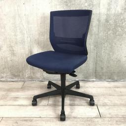 【長時間のデスクワークもランバーが快適にサポート！オフィスの定番チェア！起業や入替に！】■オカムラ(okamura)製　エスクードチェア(ESCUDO)　ローバック　肘無　背面メッシュ　■ランバー付　■ダークブルー×ブラックシェル