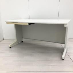 【幅広いワークスペースで作業効率アップ！スタンダードなデザインで使いやすい！】■プラス(PLUS)製　LA Deskシリーズ　平机　引き出し付き(左側のみ)　W1400×D700㎜　■コンセント付　■ホワイト　※日焼け有【弊社使用欄：A01056602】【SN】