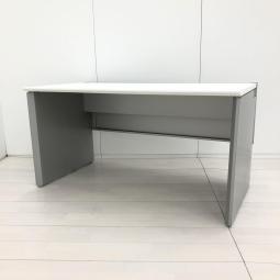 【パネル脚が珍しい！安心の国内メーカーのシンプルなオフィスデスク！】 ■オカムラ（okamura）製　プロユニット（Pro Unit）シリーズ　平机　引き出し無し　W1400×D725㎜　■パネル脚　■配線口　■ホワイト